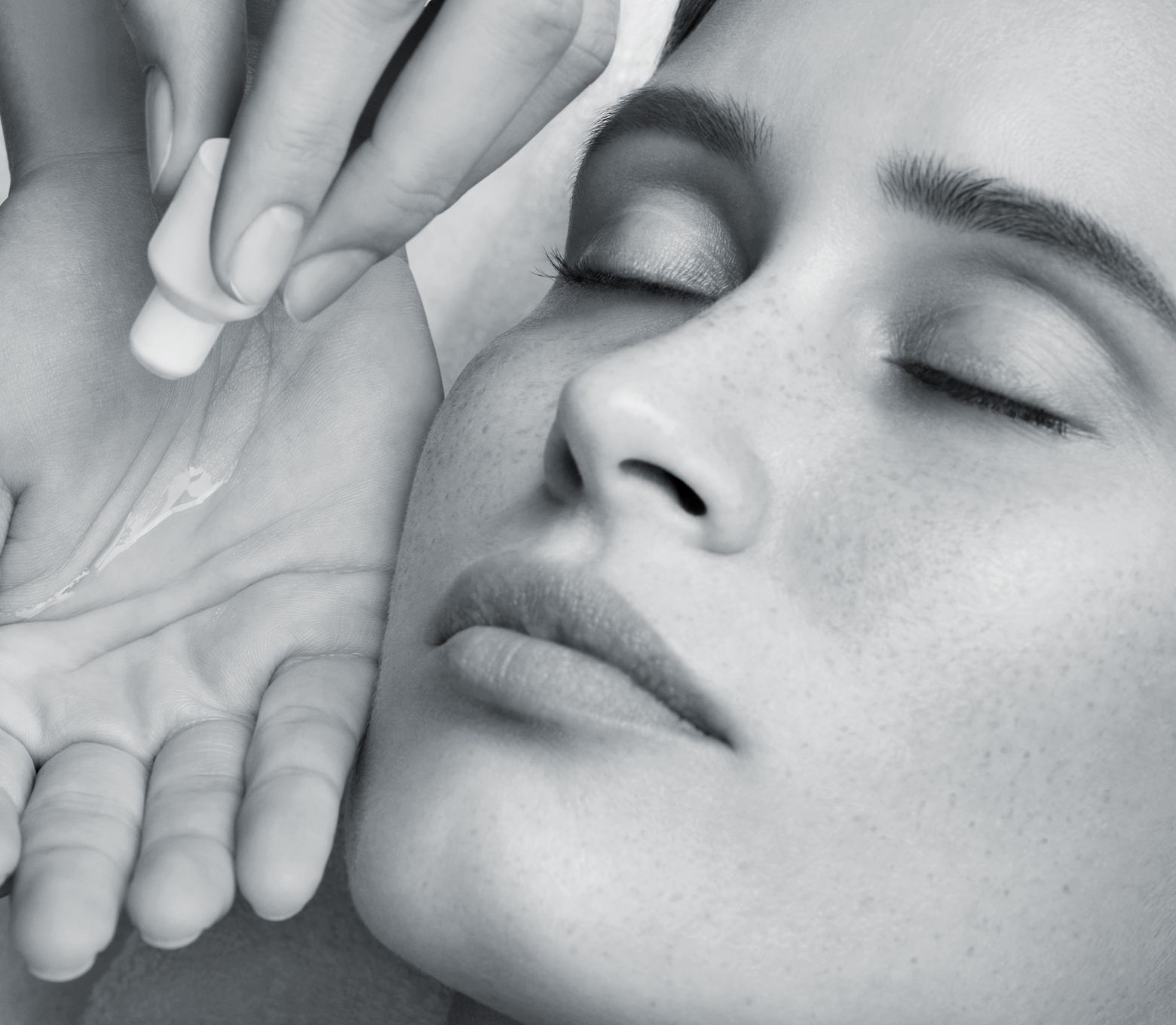 Ung kvinne får Sothys Hydra3ha™ Intensive treatment