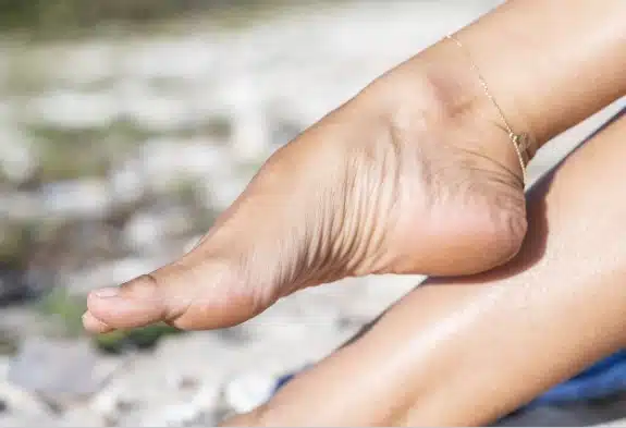 Barbeinte føtter på strand